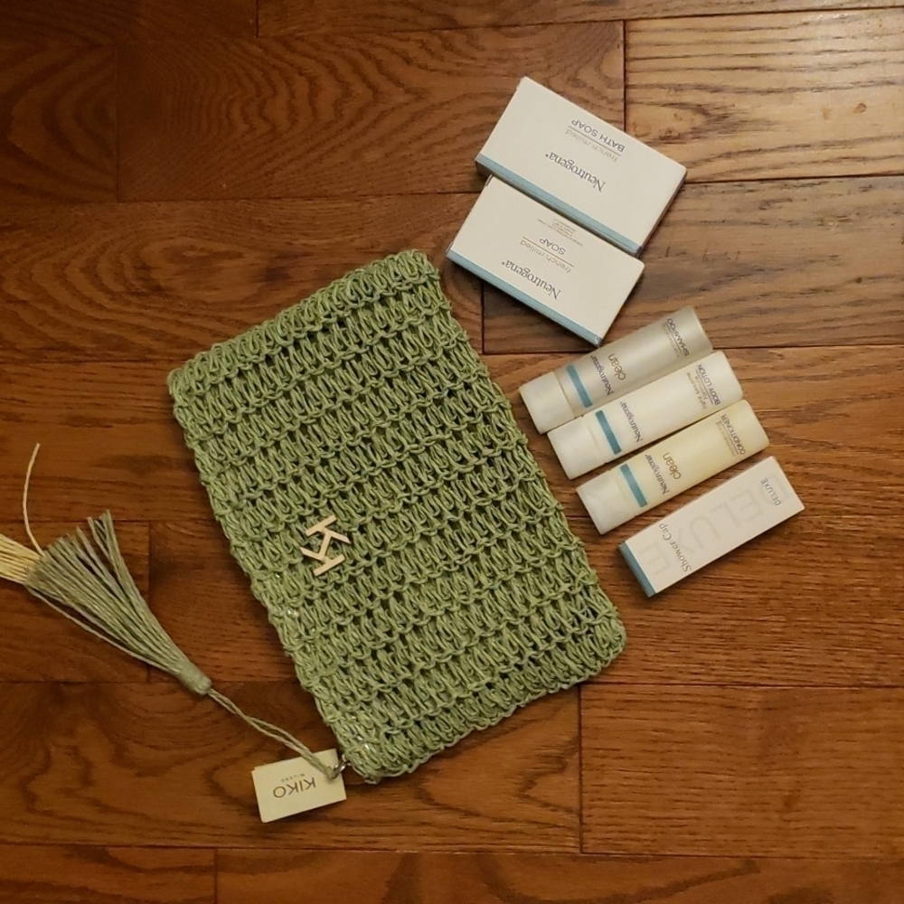 𝅺kiko Milano  green me pochette. NWT with a free travel  goodies.